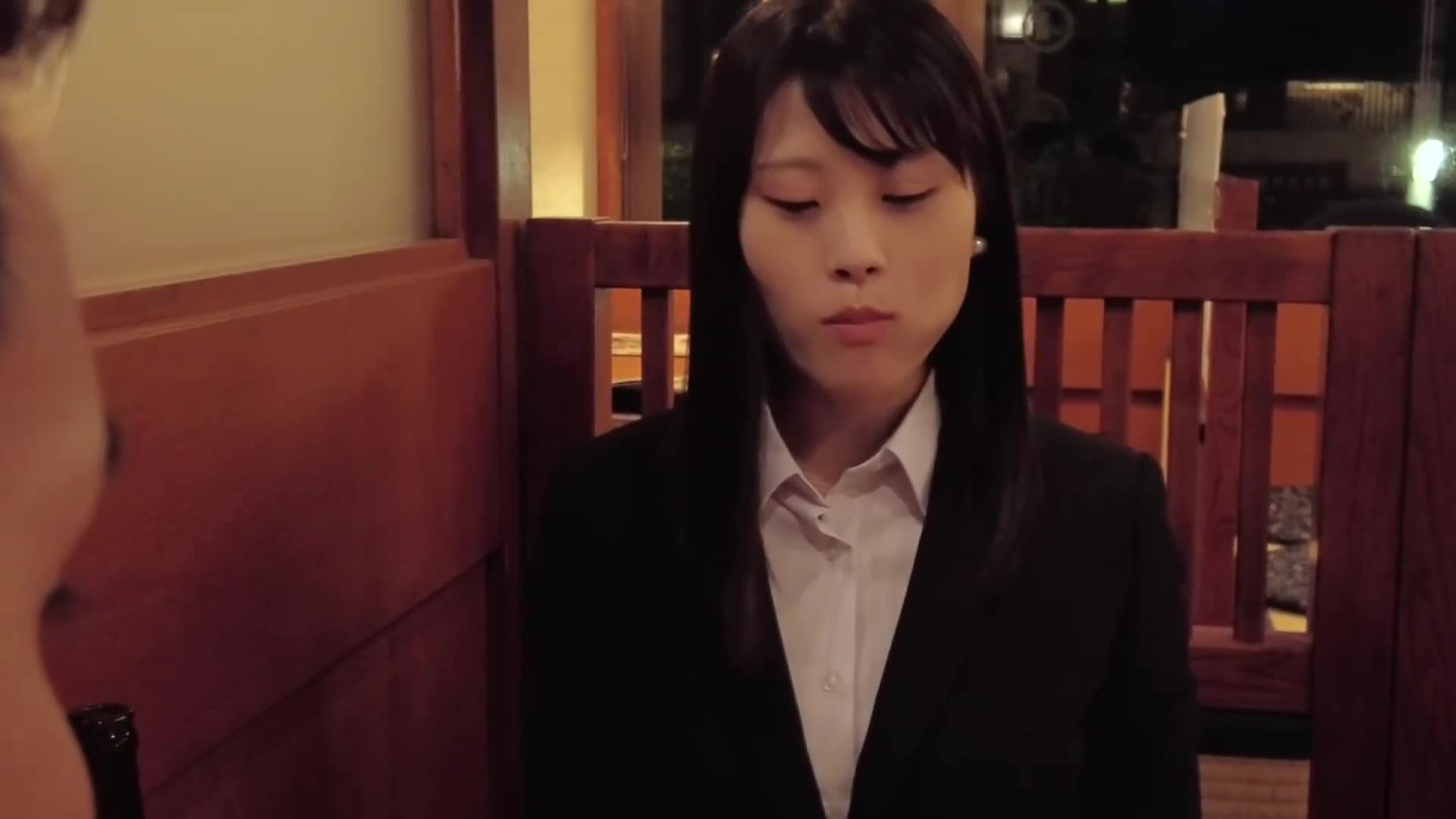 出差时喝完酒回去的路上，对喝醉的女上司在路上突然热情接吻，让女人的理性疯狂 - AV大平台-中文字幕,成人影片,AV,国产,线上看