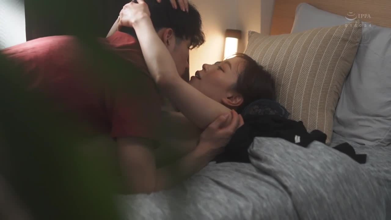 被甜蜜的耳语中所吸引，大学留级的我沉溺于与人妻的巢笼SEX……。流川春香 - AV大平台-中文字幕,成人影片,AV,国产,线上看