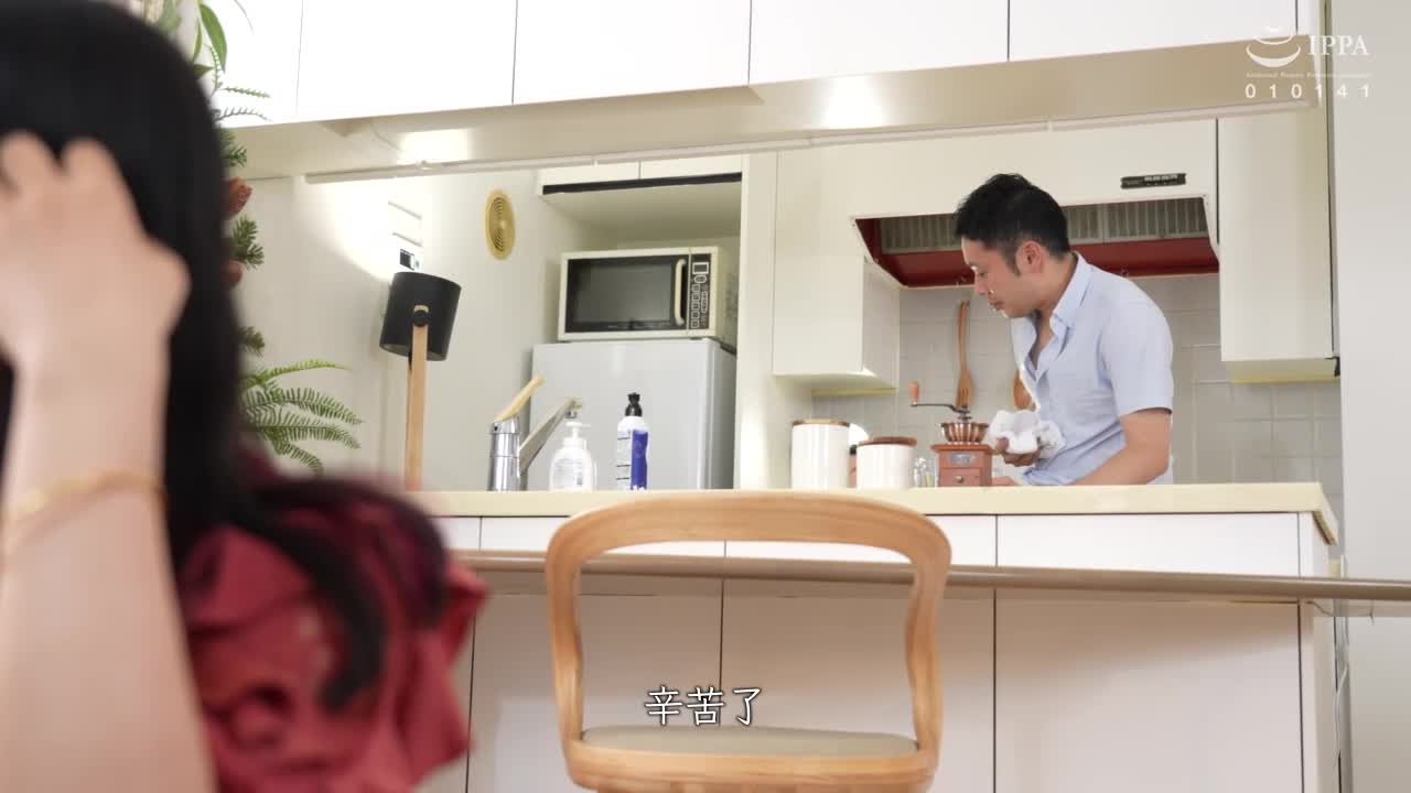 同居中狭小家中，来住宿的她的妈妈对两人发情，诱惑他的男友，河字中出激情性爱──翔田千里 - AV大平台-中文字幕,成人影片,AV,国产,线上看