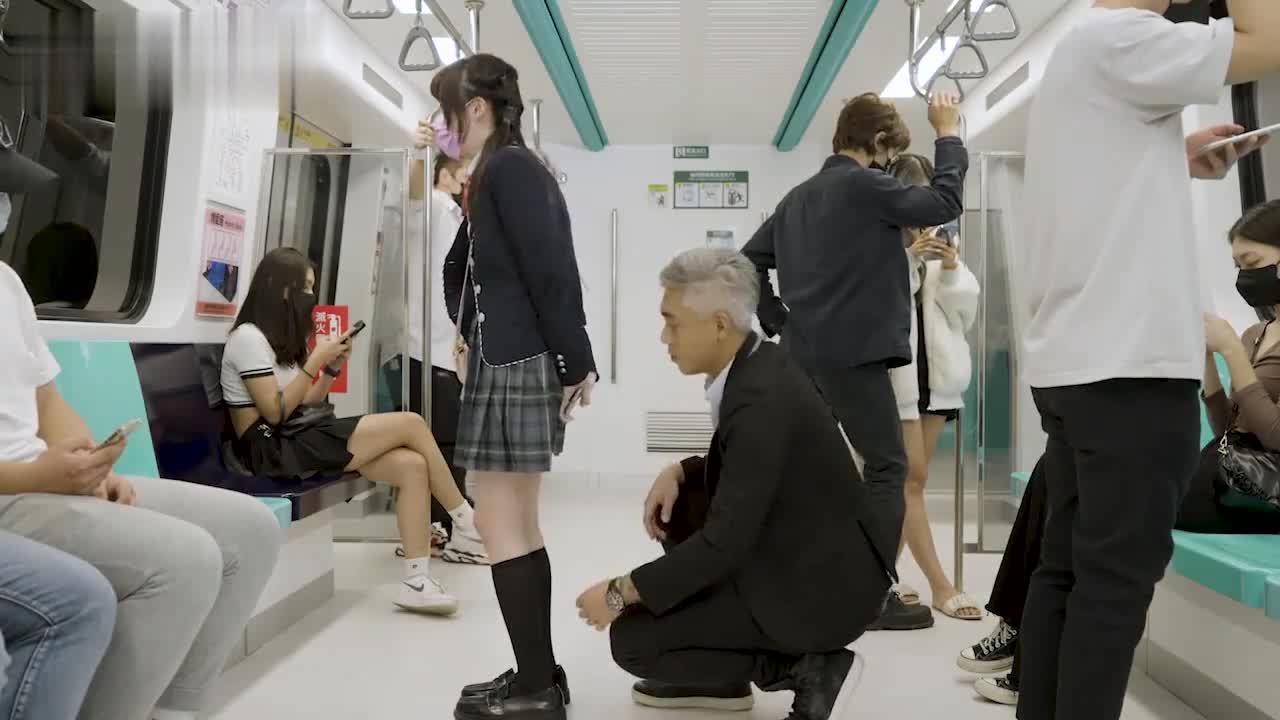 透明人电车痴汉偷上萝莉学生妹 - AV大平台-中文字幕,成人影片,AV,国产,线上看