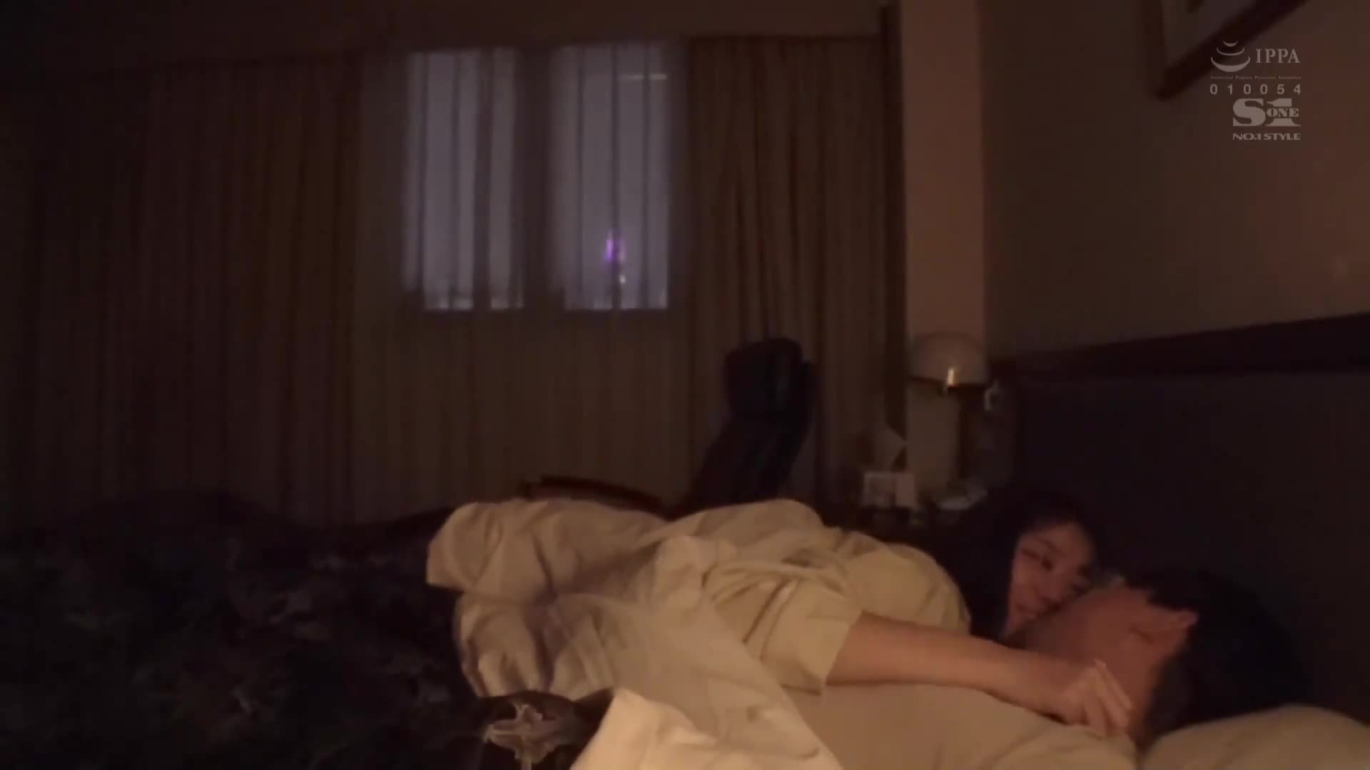 重逢已成为极美女空服务员的青梅竹马，惊喜与兴奋的一夜两天痴女约会 明日叶三叶 - AV大平台-中文字幕,成人影片,AV,国产,线上看