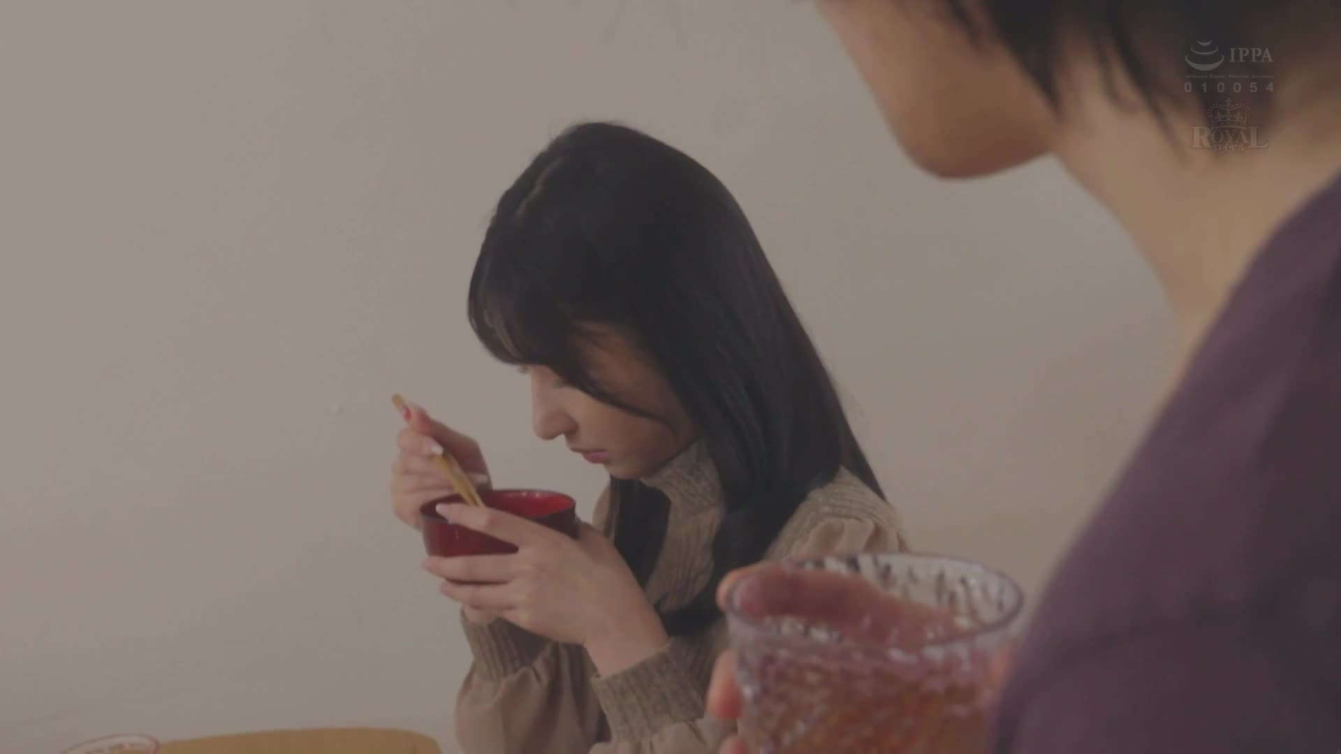 我的姐姐虽然朴素且低调，但是当她摘下眼镜时，却是一位绝世美女，我忍不住向她逼近，最终她让我在素股的情况下进行初次插入，并且让我射精在里面。西野绘美 - AV大平台-中文字幕,成人影片,AV,国产,线上看