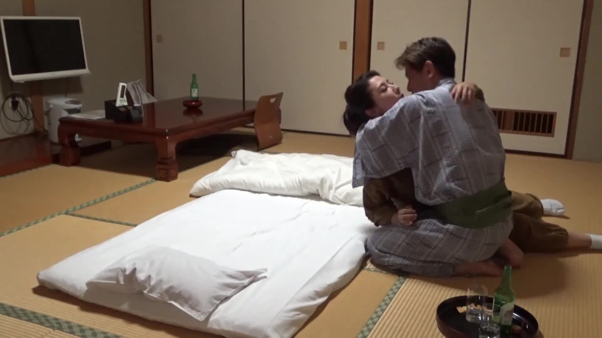 美人と評判の仲居さんがいる旅館に行って仲居さんを強引に口説いてハメ倒した盗撮映像17 - AV大平台-中文字幕,成人影片,AV,国产,线上看