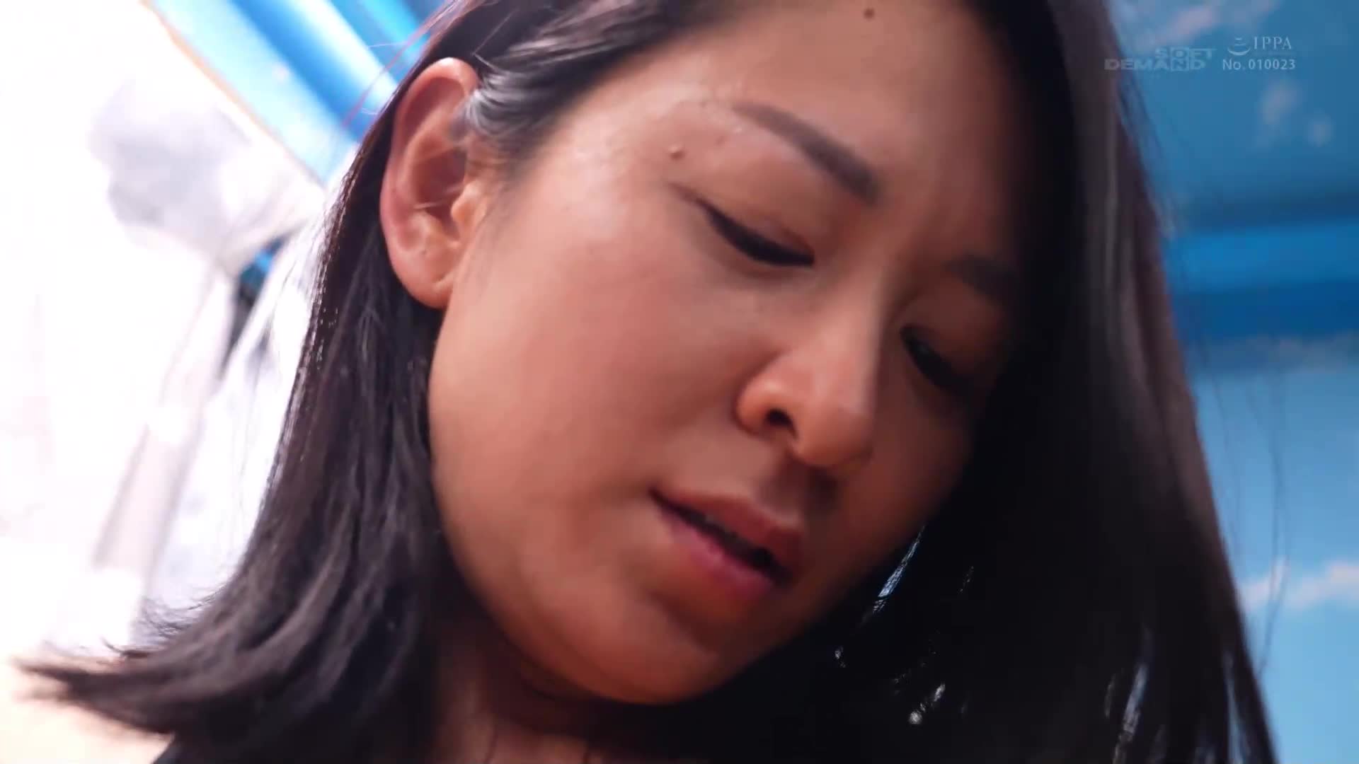 魔镜号「妳愿意成为家庭主妇时尚杂志的模特儿吗？」我尽可能地称赞枫，一个害羞的已婚妇女，当我给她穿上「微型比基尼」时，她转身打开色情开关！ - AV大平台-中文字幕,成人影片,AV,国产,线上看