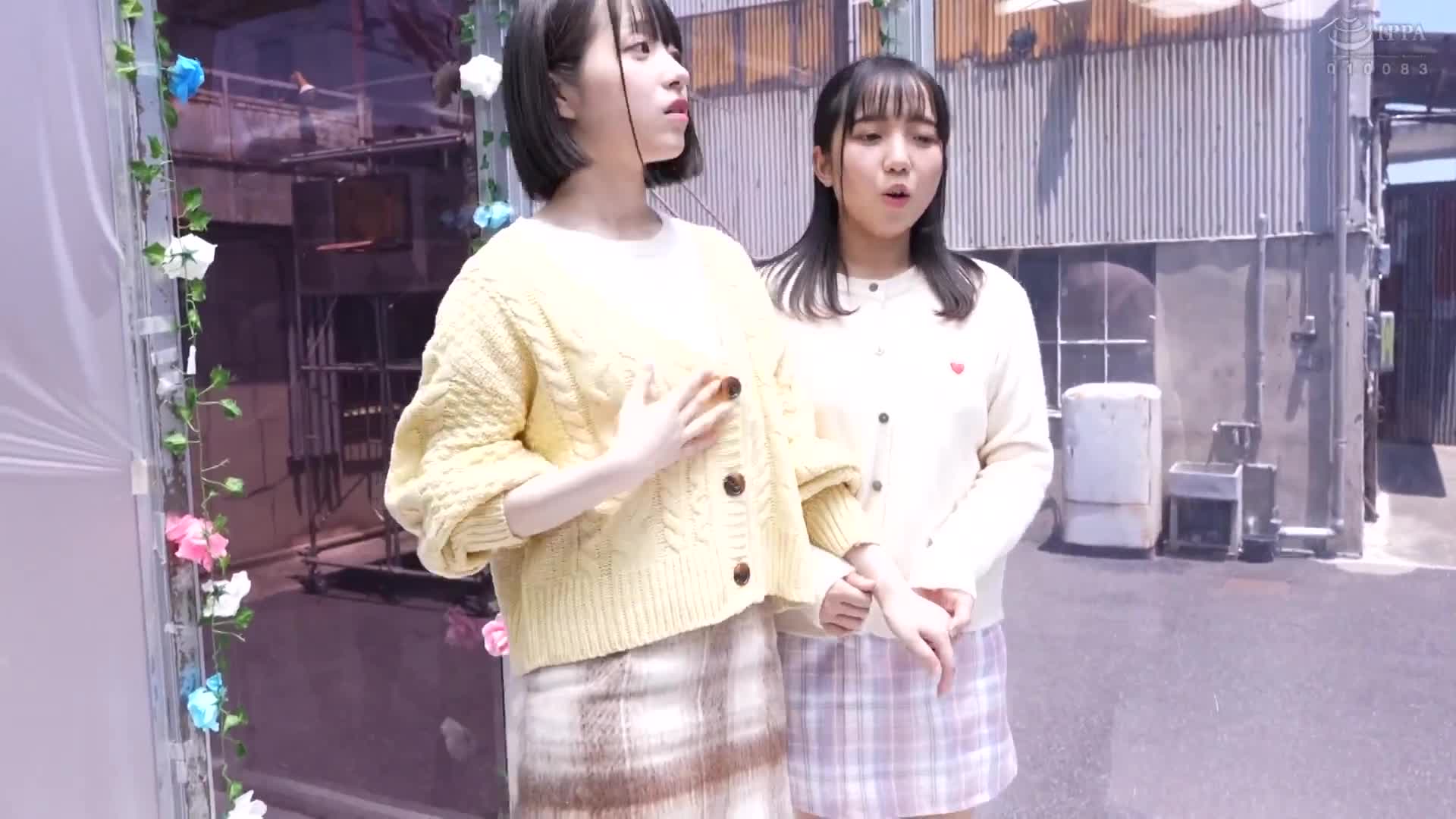 显示脸蛋的魔镜号 大学生双人组限定 魔镜挑战赛赢了就有100万日圆！输了就同时即时啪啪啪！天空下的NTR中出野球拳！在男友们的眼前同时被抢走并生中出！亲密的女大学生4P乱交特辑！ - AV大平台-中文字幕,成人影片,AV,国产,线上看