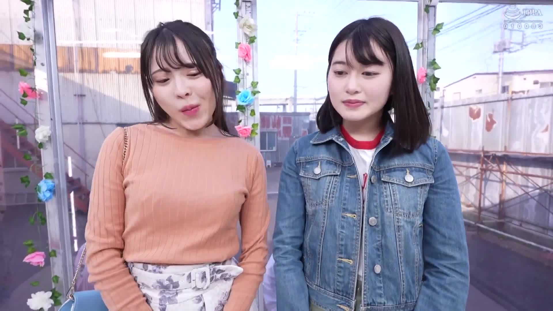 显示脸蛋的魔镜号 大学生双人组限定 魔镜挑战赛赢了就有100万日圆！输了就同时即时啪啪啪！天空下的NTR中出野球拳！在男友们的眼前同时被抢走并生中出！亲密的女大学生4P乱交特辑！ - AV大平台-中文字幕,成人影片,AV,国产,线上看