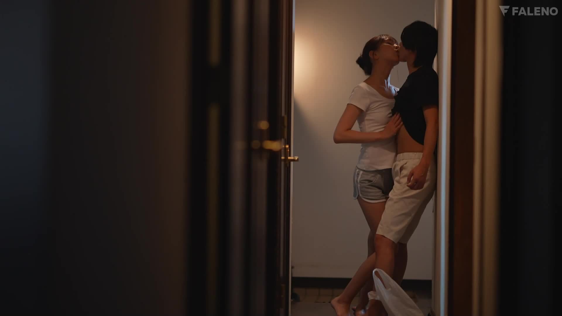 我错过了末班车，去女老板家又喝了一杯……看到她穿着无胸罩家居服，我无法抑制自己的兴奋，所以我在没有告诉她的情况下操了她一整夜 森彩美 - AV大平台-中文字幕,成人影片,AV,国产,线上看