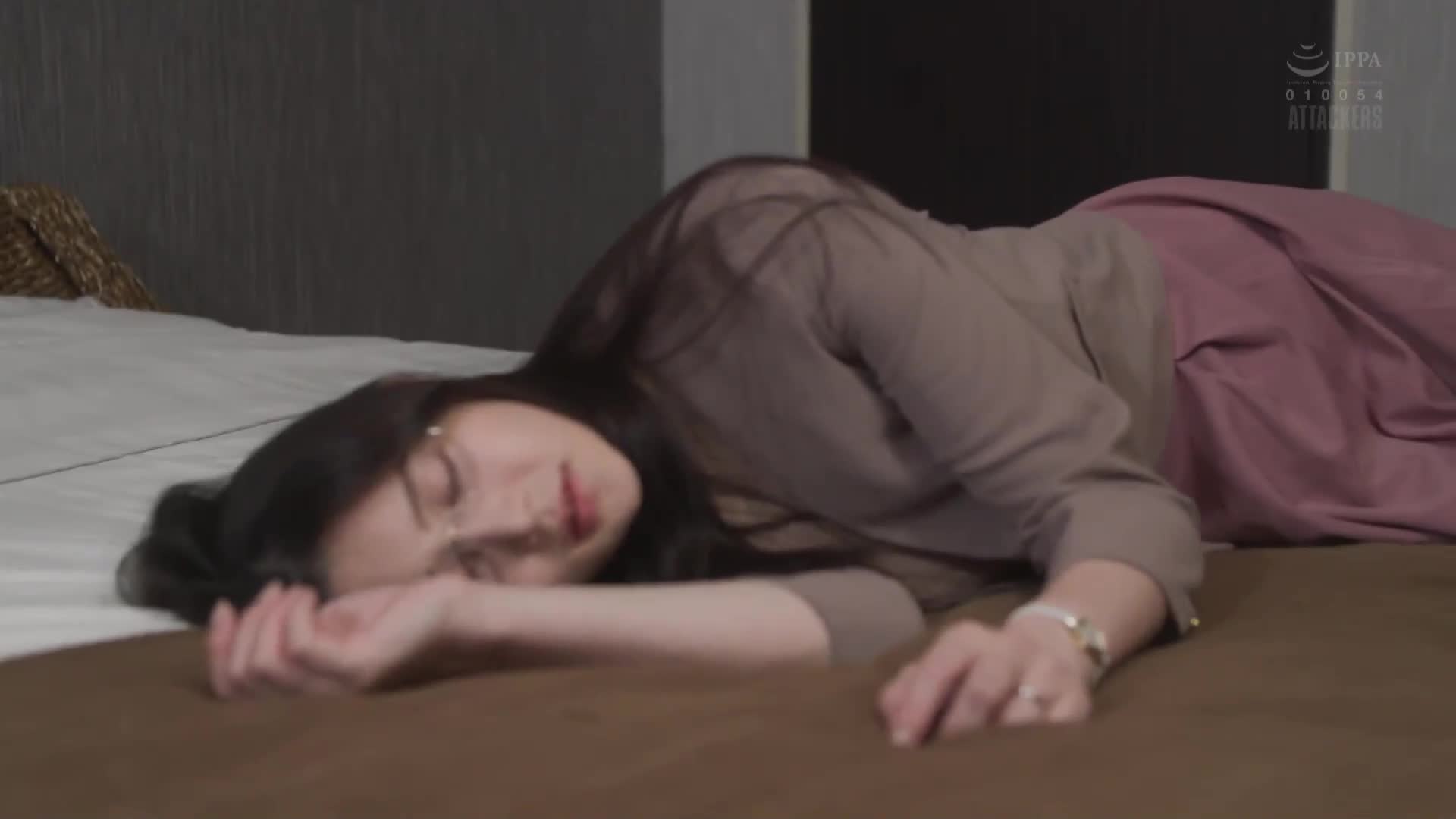 为了性冷淡而烦恼的人妻地味OL，堕入中年部长浓厚的性爱中。白峰美羽 - AV大平台-中文字幕,成人影片,AV,国产,线上看