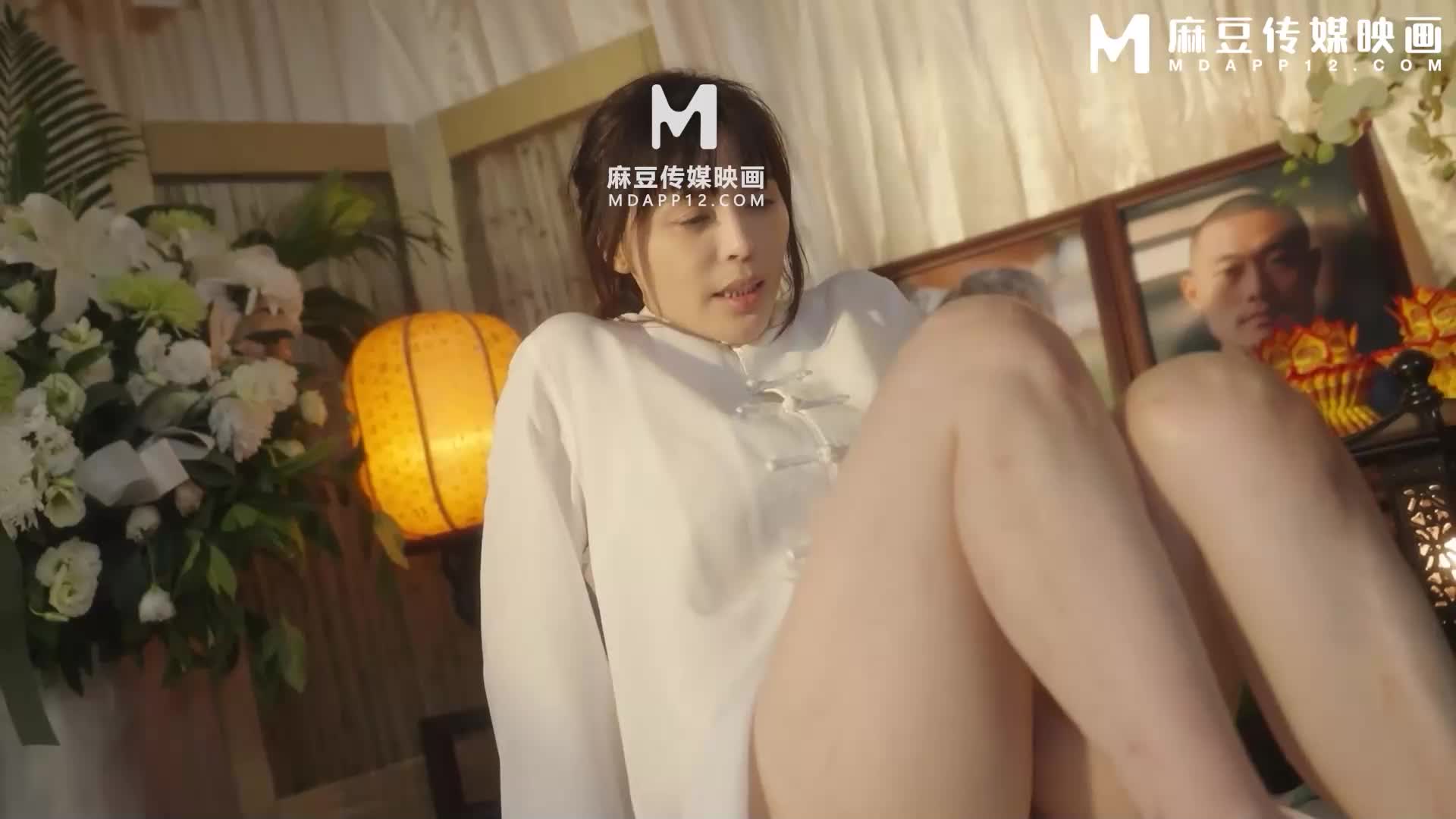 未亡人在灵堂偷情 遗照前被猛干骚逼 - AV大平台-中文字幕,成人影片,AV,国产,线上看