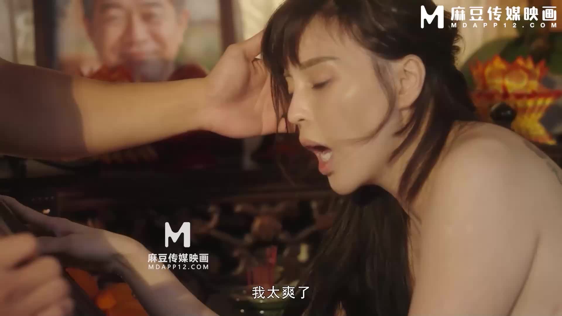 未亡人在灵堂偷情 遗照前被猛干骚逼 - AV大平台-中文字幕,成人影片,AV,国产,线上看