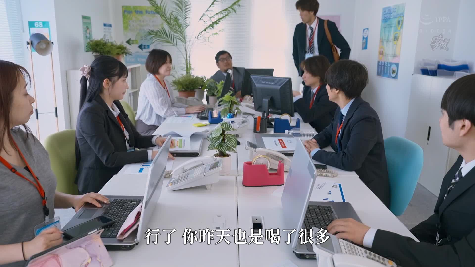 当我醒来时，发现同期女同事穿着内衣在房间里！她平常总是嘴硬，却突然撒娇过来了... 弓乃凛梦 - AV大平台-中文字幕,成人影片,AV,国产,线上看