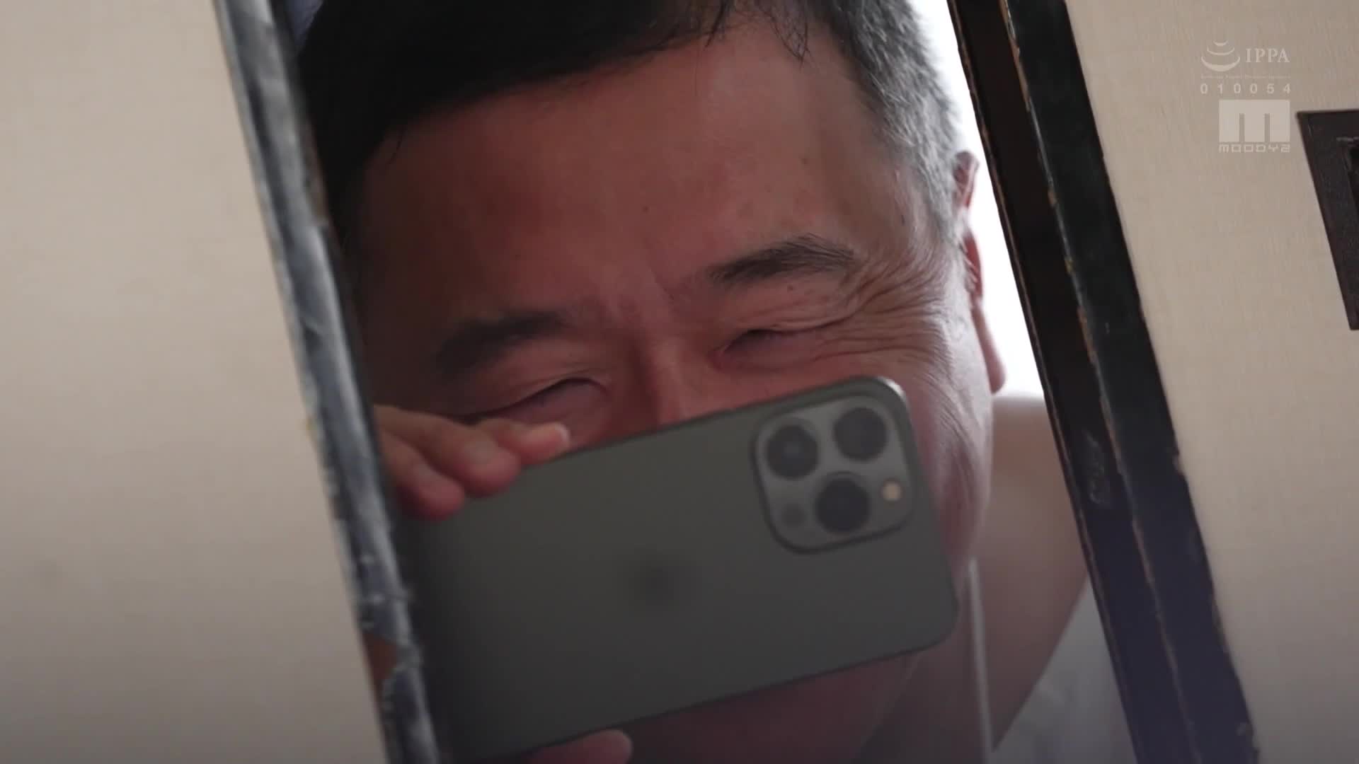 在修学旅行的自由行动日，平凡无奇的眼镜女孩，没有朋友的我被生活指导老师发现脱下眼镜后竟然拥有惊人的J罩杯，只能被他糟蹋着。百田光稀 - AV大平台-中文字幕,成人影片,AV,国产,线上看