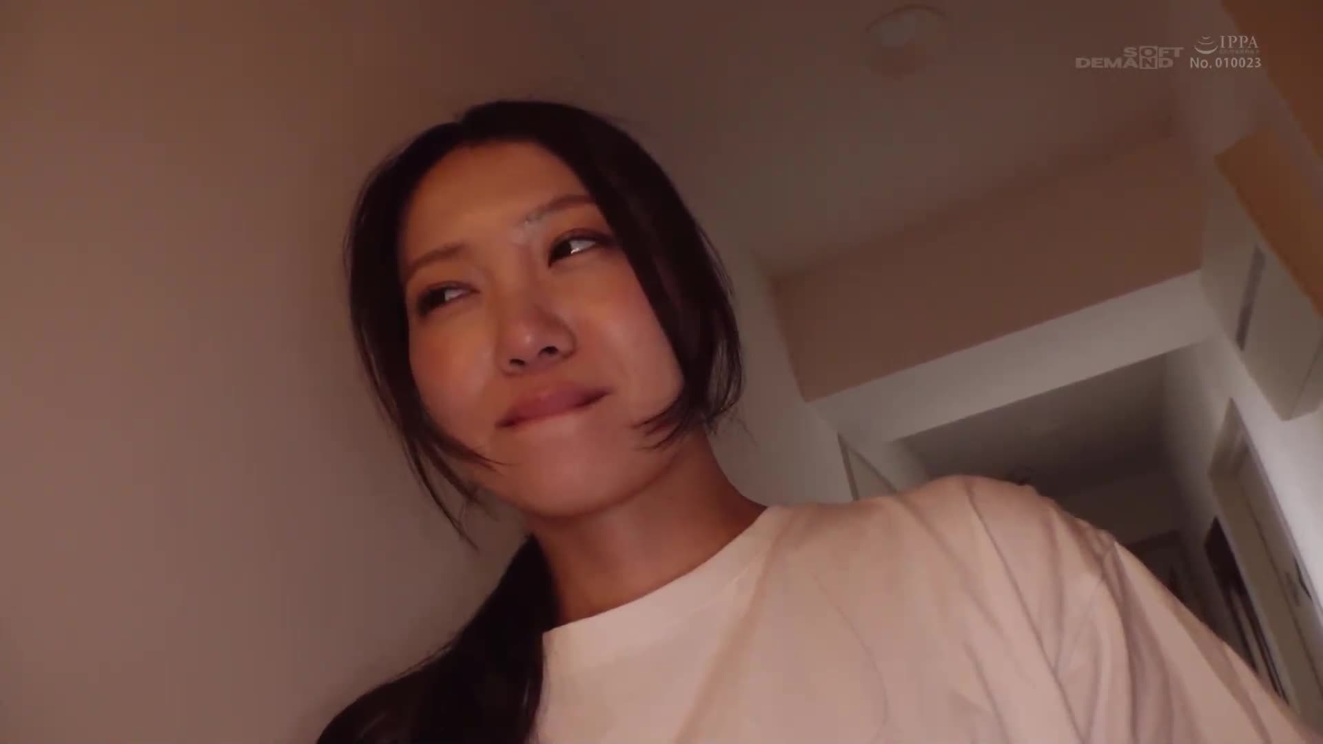 从根本上的明亮度，工作场所的画室总是充满笑容 - 今村由美，34岁，第4章。平常与丈夫放松的客厅被高潮和漏尿淹没！从正午开始的禁忌之家拍摄。 - AV大平台-中文字幕,成人影片,AV,国产,线上看