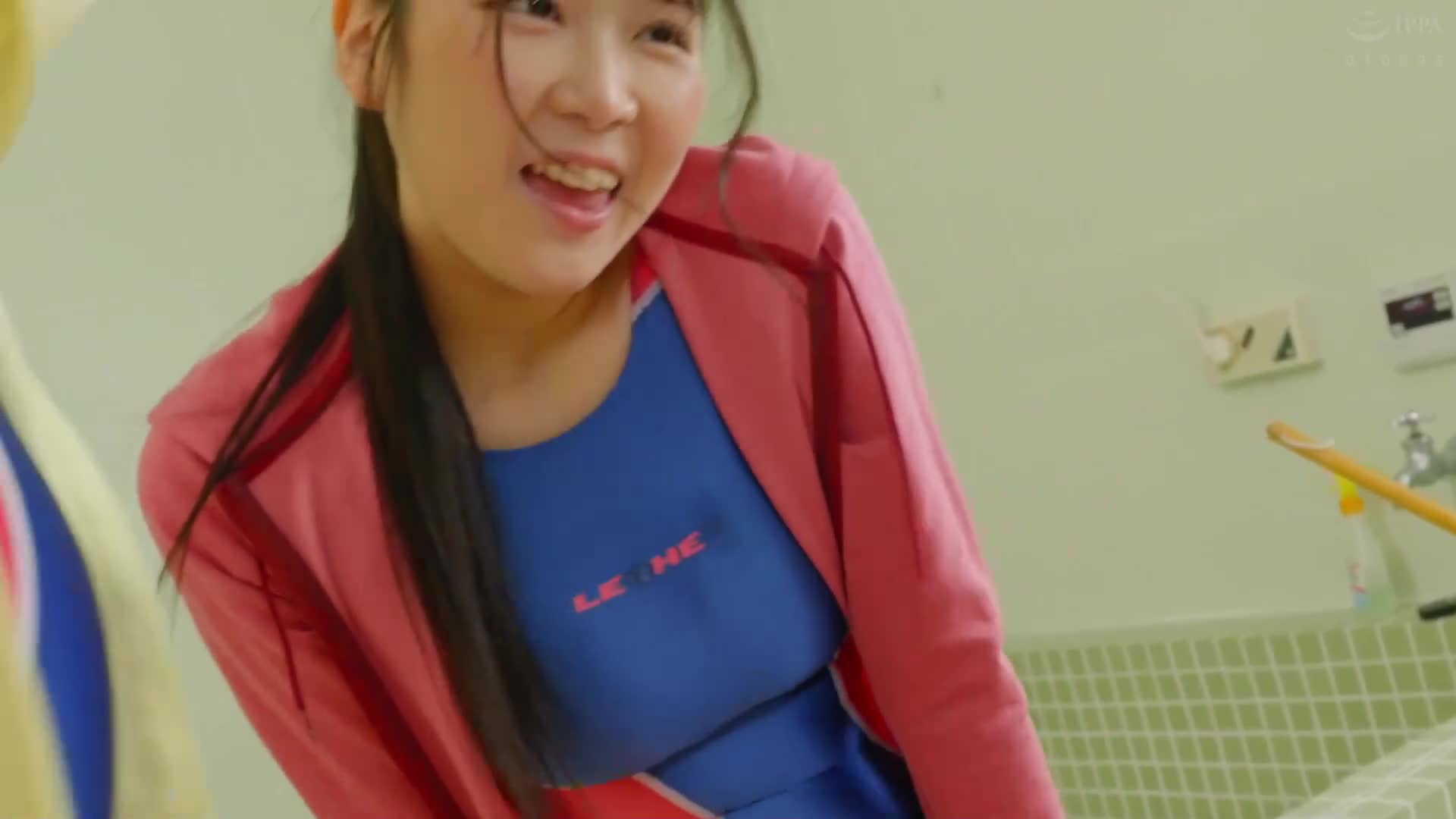 游泳队在合宿地进行大扫除！眼前展开的女子队员穿着突出的竞泳泳衣，让男生难以控制勃起…我是唯一一个男生参加游泳队的合宿！ 4 - AV大平台-中文字幕,成人影片,AV,国产,线上看