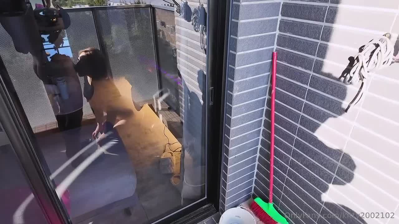 找人装热水器，师父说不用收钱，可以用身体…旁边是幼稚园，大屁股直接朝外晃，小穴都被看到了 - AV大平台-中文字幕,成人影片,AV,国产,线上看