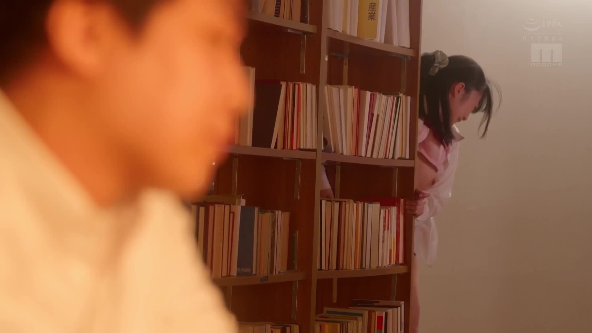 除了快感之外，连声音也发不出来...在电车上、在学校里被黏着的痴汉持续地弄得湿润，这位天真无邪的制服美少女。 辉星绮罗 - AV大平台-中文字幕,成人影片,AV,国产,线上看