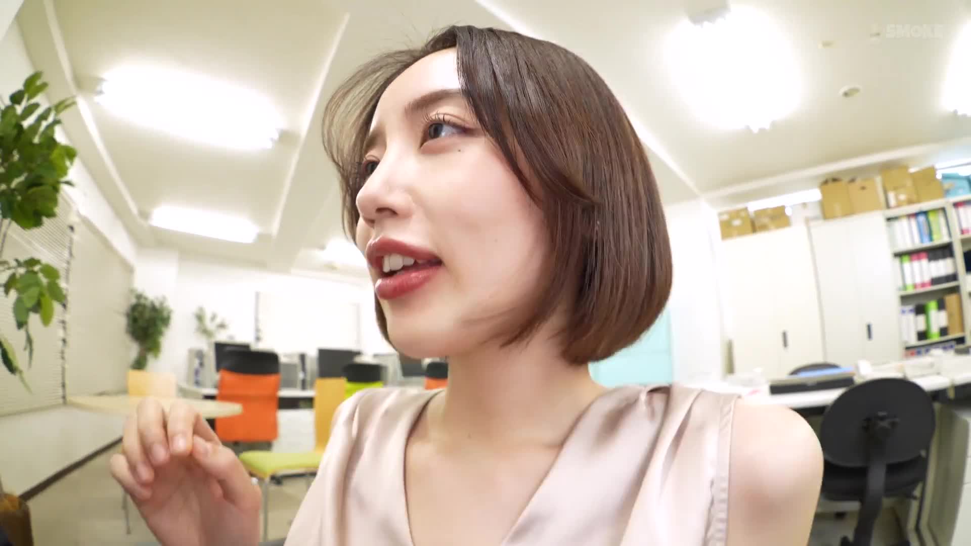 加班时，囊中羞涩的老板独自在办公室，大屁股下属御崎环奈把他当成口交妓女来满足他的性欲，一次又一次地将精液射进他的嘴里。 - 美咲佳奈 - AV大平台-中文字幕,成人影片,AV,国产,线上看