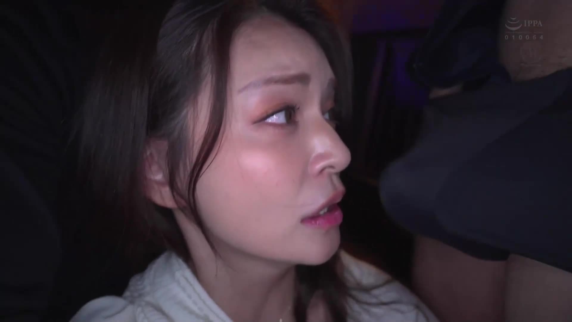 突然发生的酒吧人妻NTR，原本对你说着「为了你...」的妻子，却渐渐被围绕在身边的男人们吸引。橘玛丽、若宫穂乃 - AV大平台-中文字幕,成人影片,AV,国产,线上看