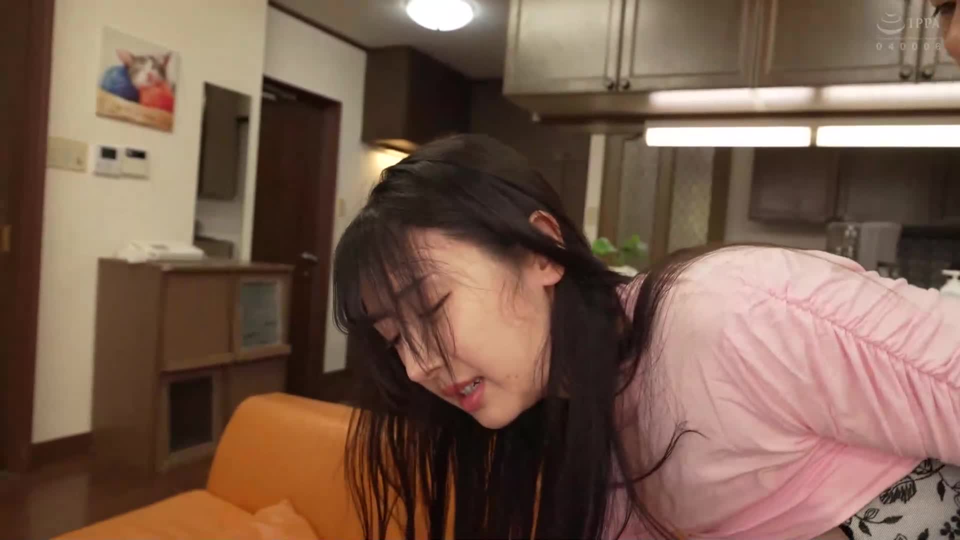 在某家餐廳工作的輕浮主婦，被邀請去玩遊戲後毫不猶豫地跟隨到家中並進行生肉中出 小野坂唯花 - AV大平台 - 中文字幕，成人影片，AV，國產，線上看