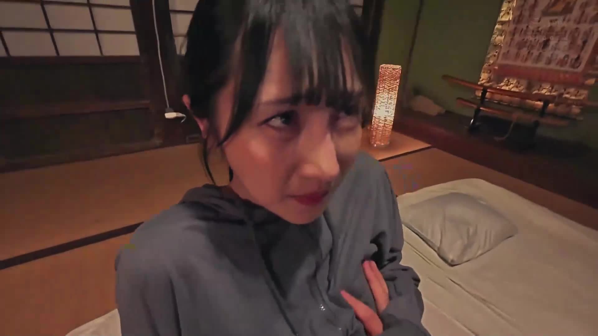 在跟随搬到乡下的年轻夫妇进行采访时，拍摄到了妻子的不雅影片外泄。 - AV大平台-中文字幕,成人影片,AV,国产,线上看