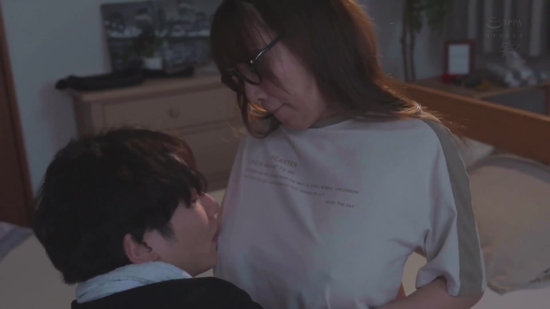 [AI解码版]在王者游戏中与一位隐藏的淫荡地味巨乳女孩急速接近，展开了一场持续一晚两天的甜蜜中出性爱。七海那美 - AV大平台-中文字幕,成人影片,AV,国产,线上看