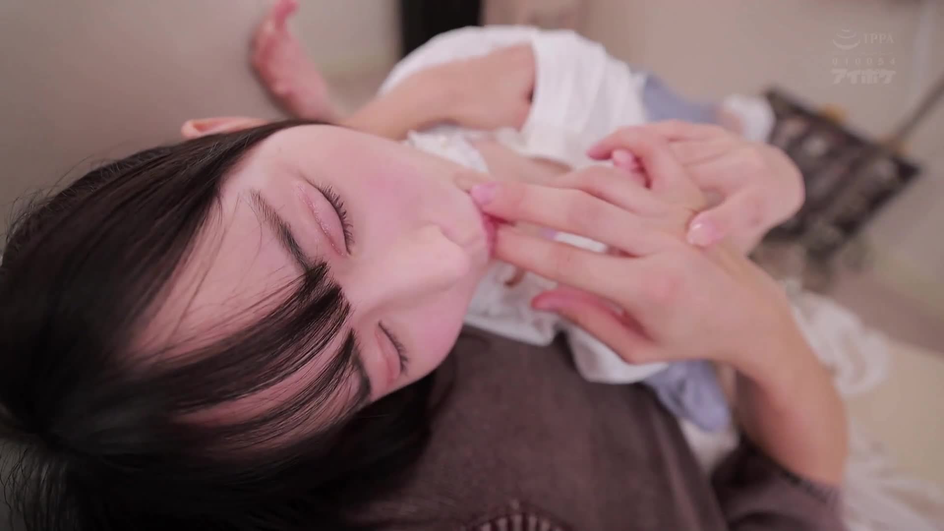 [AI解码版]十年后再次与幼时玩伴相遇，如今已成为全民偶像的她竟​​然以小恶魔般的短裙诱惑处男的我！ ？在她的掌控下，我被榨干了十次，持续两天…。山田铃奈 - AV大平台-中文字幕,成人影片,AV,国产,线上看