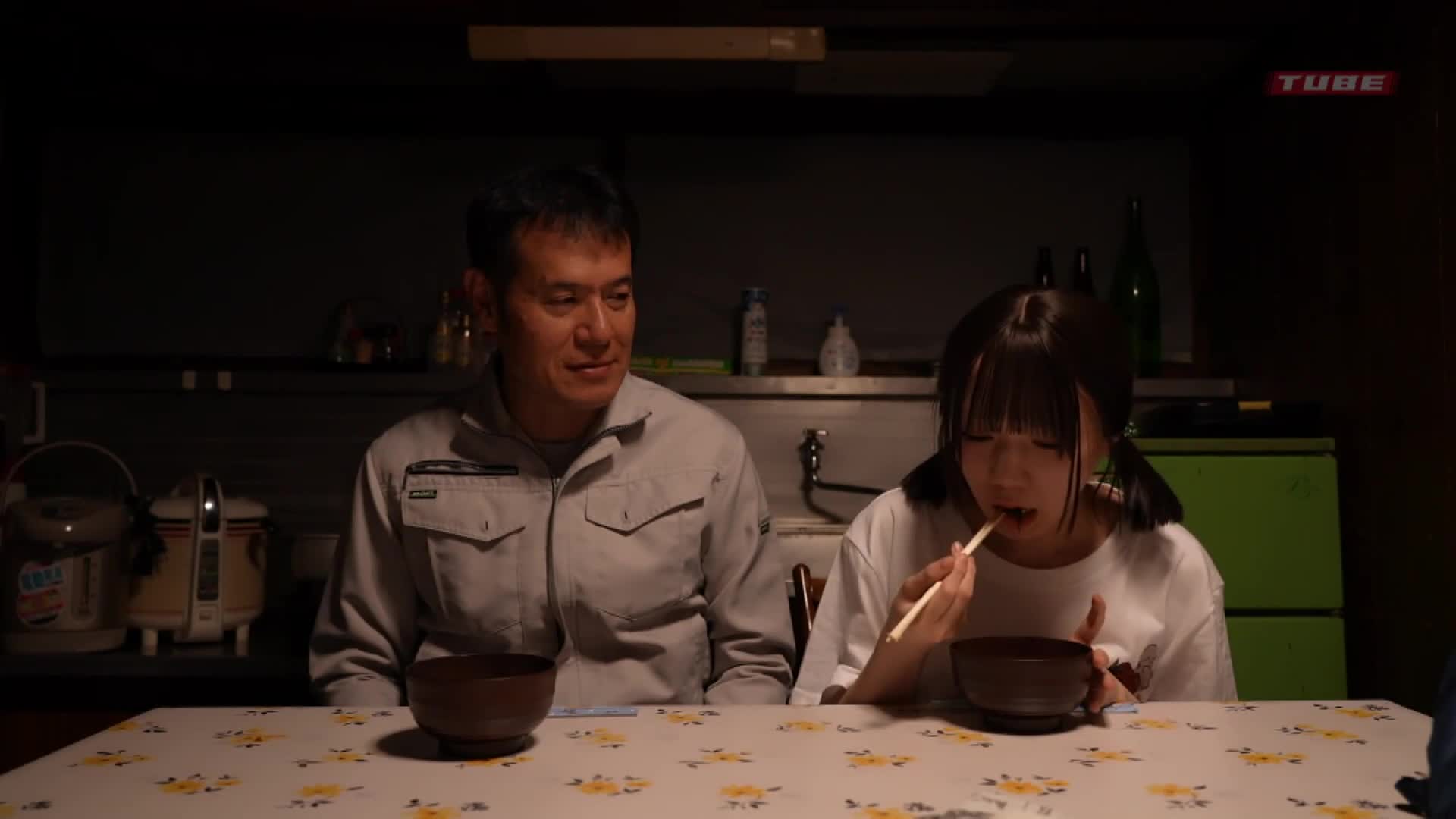 某天，我家收留了一個無依無助的孩子。對她像對女兒般親切，但她卻獻身地向我獻上身體……日向由奈 - AV大平台 - 中文字幕，成人影片，AV，國產，線上看